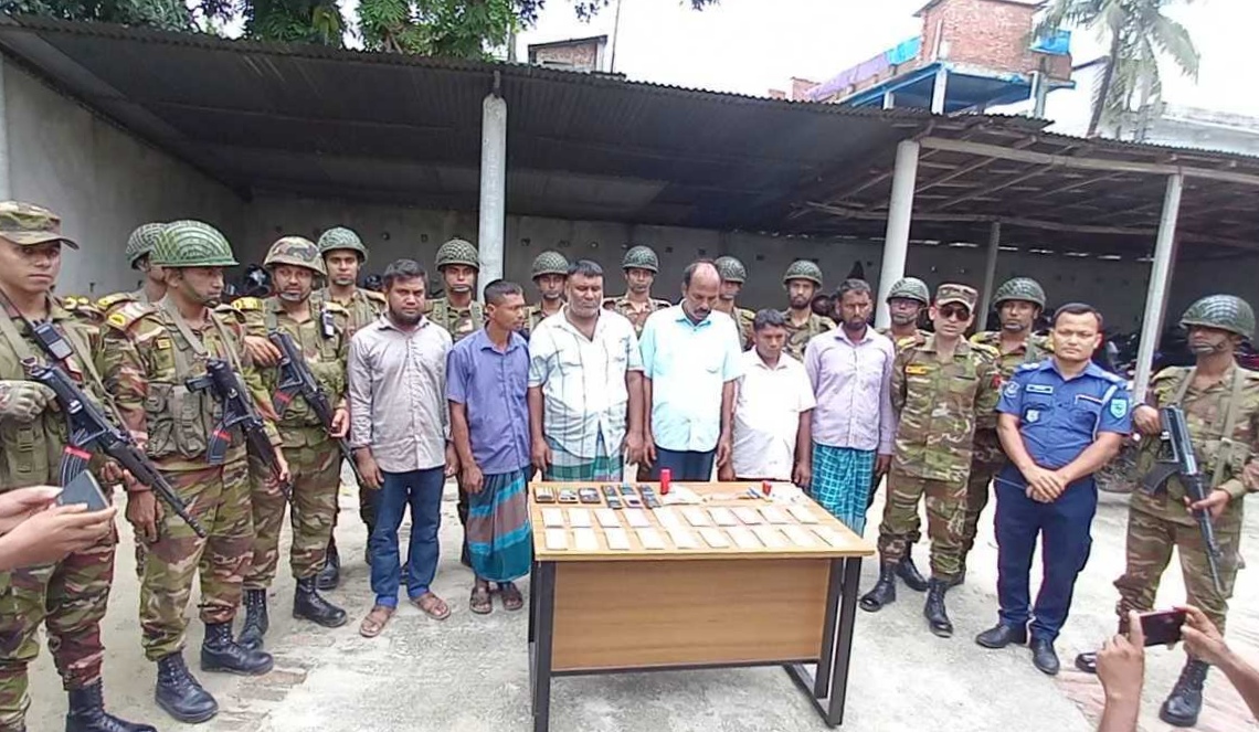 পঞ্চগড়ে সেনা অভিযানে জাল ডলারসহ আটক ৬
