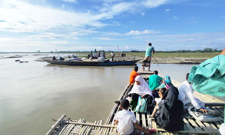 নৌকার ভাড়া বৃদ্ধি, লালমনিরহাটের তিস্তার চরের শিক্ষার্থী ও সাধারণ মানুষ বিপাকে
