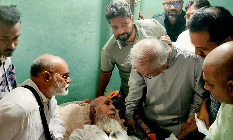 প্রবীণ দলীয় কর্মী ‘তাহের ঠাকুর’-এর পাশে দাঁড়ালেন তারেক রহমান