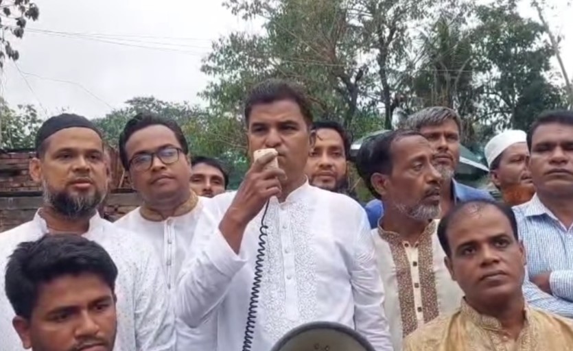 বাঁশখালীতে অগ্নিকাণ্ডে ক্ষতিগ্রস্তদের অর্থ ও ত্রাণ সহায়তা বিএনপির
