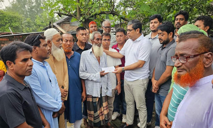 শিবগঞ্জে অগ্নিকাণ্ডে ক্ষতিগ্রস্তদের তারেক রহমানের পক্ষ থেকে সহায়তা