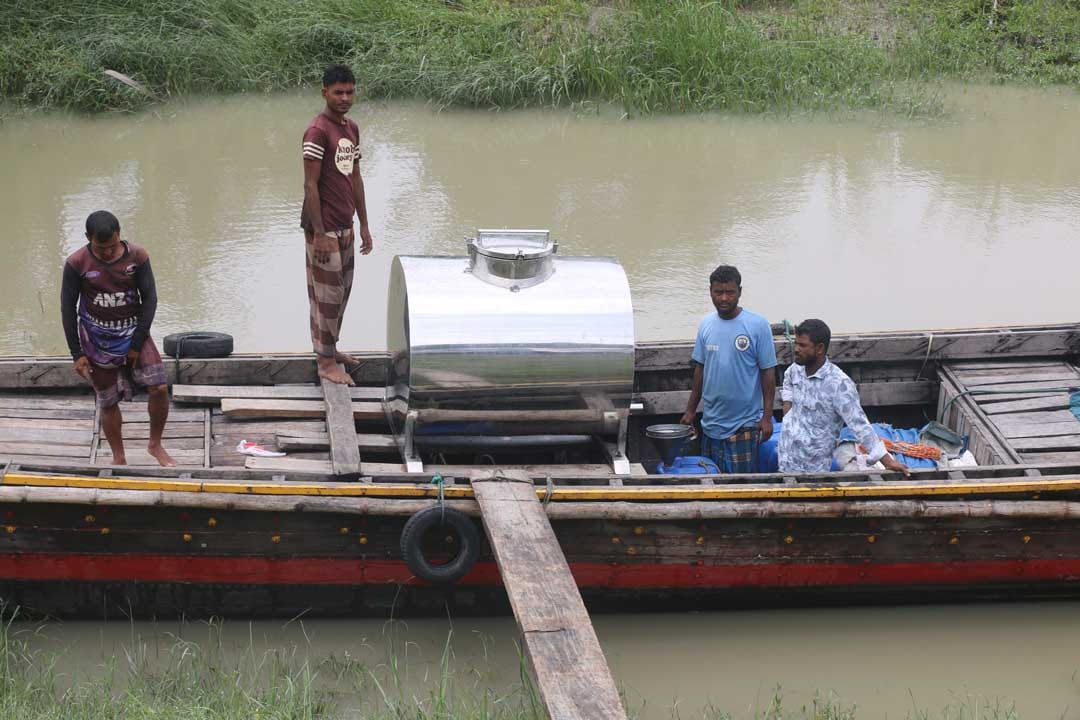 ভোলায় নৌপথে দুধ পরিবহনে কুলিং ট্যাঙ্কার স্থাপনে খুশী খামারিরা