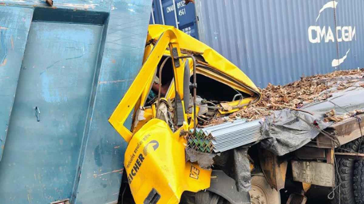 মিরসরাইয়ে লরি ও ড্রাম ট্রাকের সংঘর্ষে দুইজন নিহত