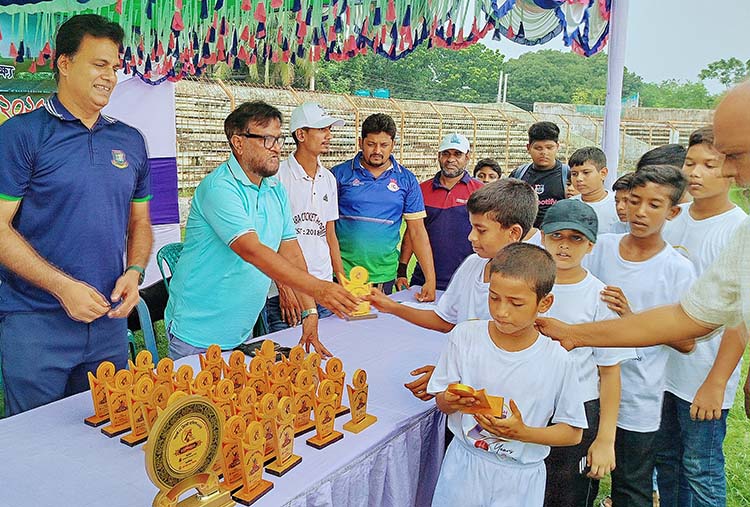 টেস্ট মর্যাদা প্রাপ্তির ২৫ বছর পূর্তি উপলক্ষে সিরাজগঞ্জে অনূর্ধ্ব-১২ ক্রিকেট কার্নিভাল অনুষ্ঠিত