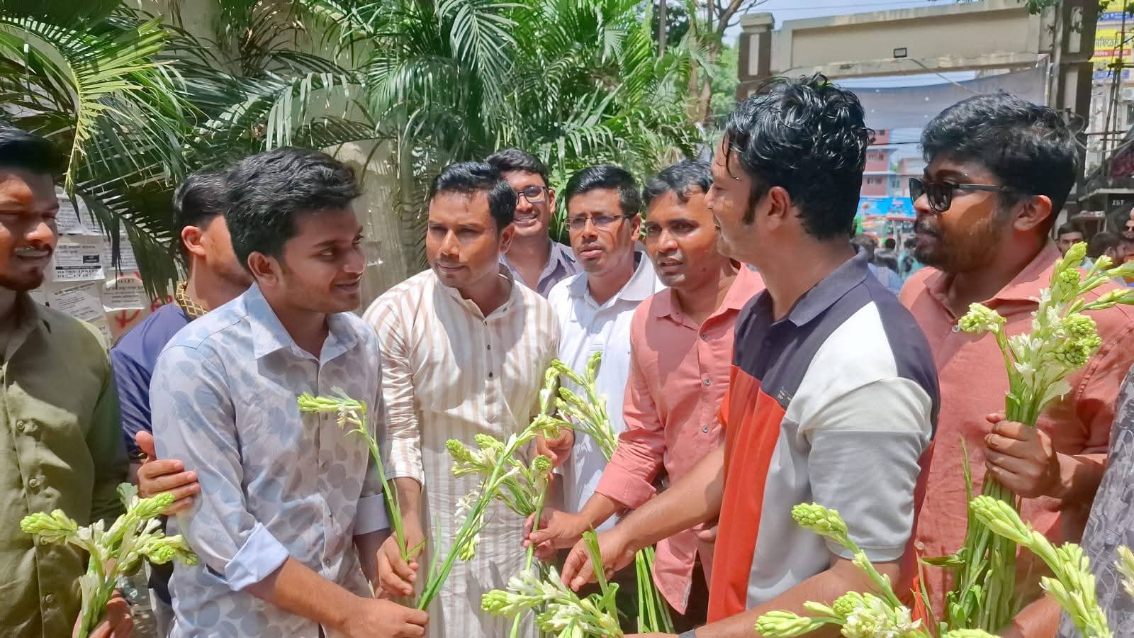 নবীন শিক্ষার্থীদের ফুল দিয়ে বরণ করলো জবি ছাত্রদল