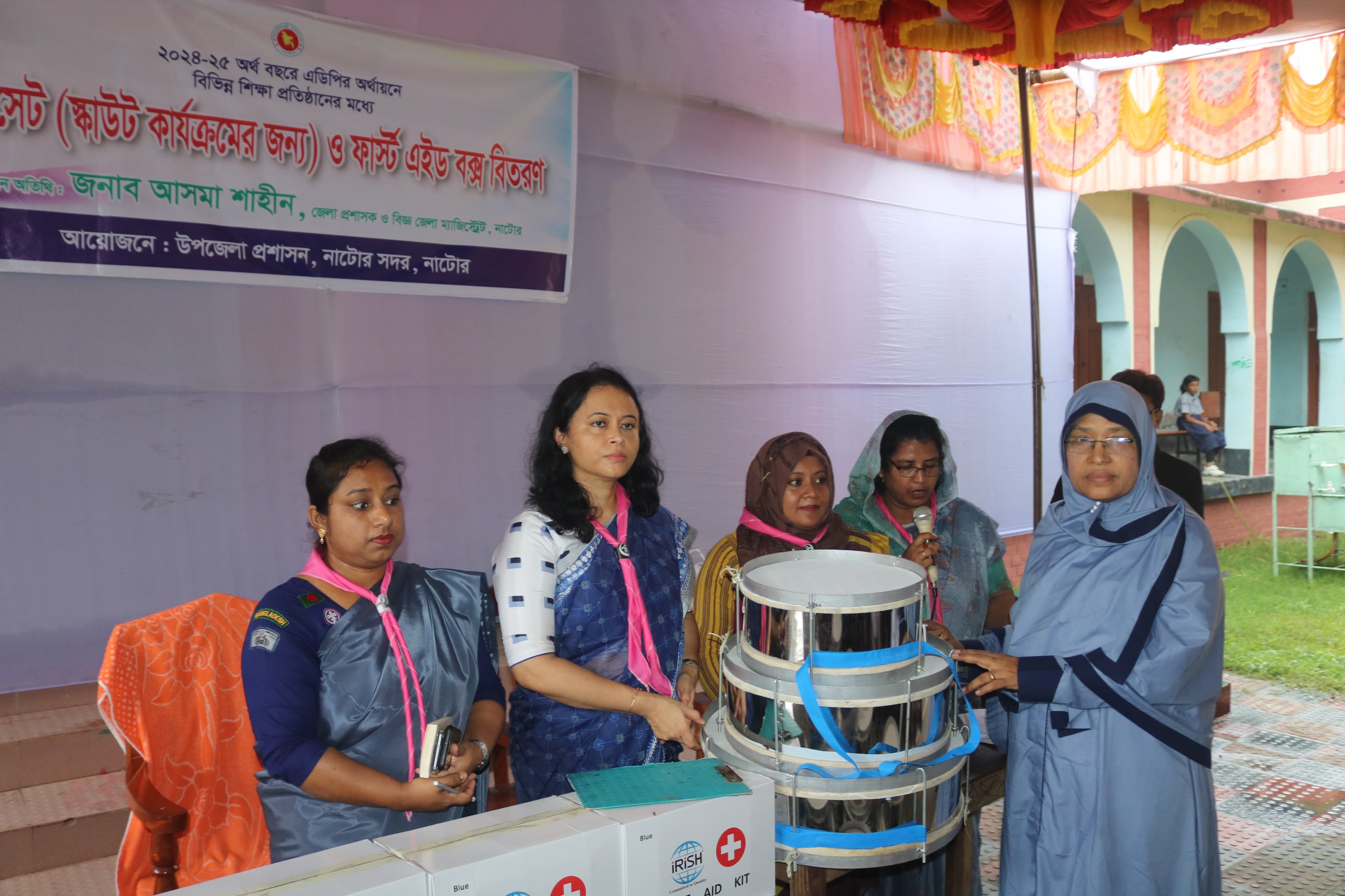 নাটোরে স্কাউট কার্যক্রমে সহায়ক উপকরণ বিতরণ