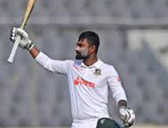 দুই মাইলফলকের সামনে দাঁড়িয়ে লিটন