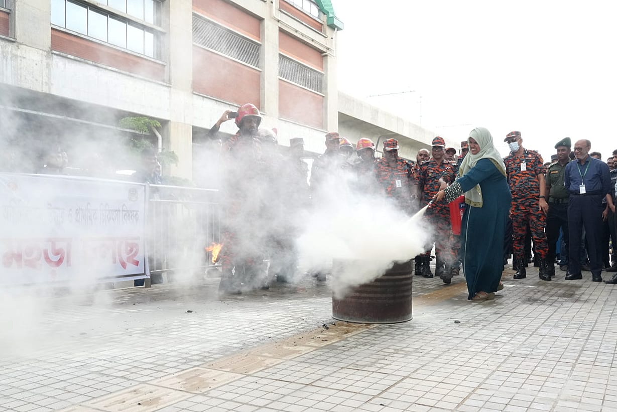 মেট্রোরেল স্টেশনে ফায়ার সার্ভিসের মহড়া 