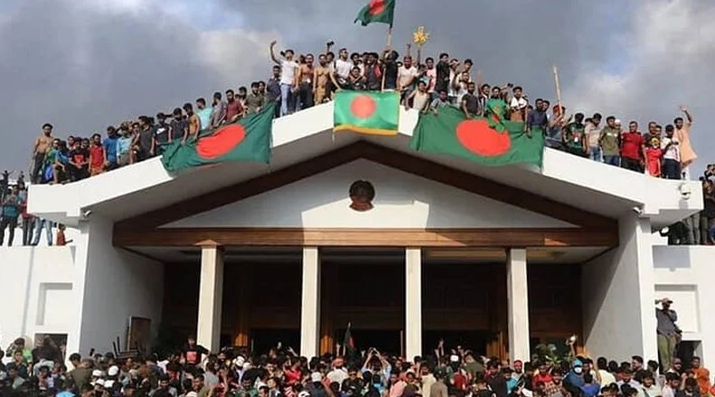 ৫ আগস্ট ‘জুলাই গণঅভ্যুত্থান দিবস’ হিসেবে পালন ও দিবসটিকে ‘ক’ শ্রেণিভুক্ত হিসেবে ঘোষণা