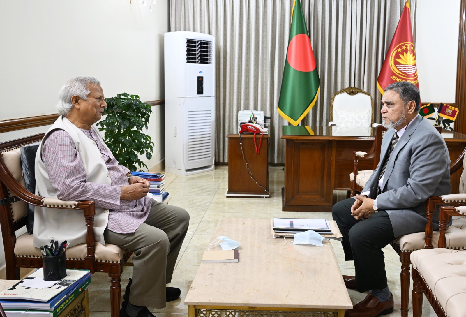 প্রধান উপদেষ্টার সঙ্গে সিইসির সৌজন্য সাক্ষাৎ