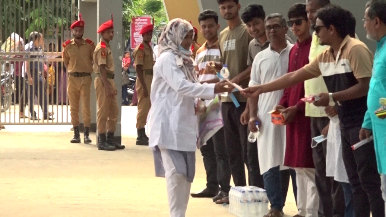 নীলফামারীতে এইচএসসি পরীক্ষার্থীদের মধ্যে ছাত্রদলের কলম, পানি ও মাস্ক বিতরণ 