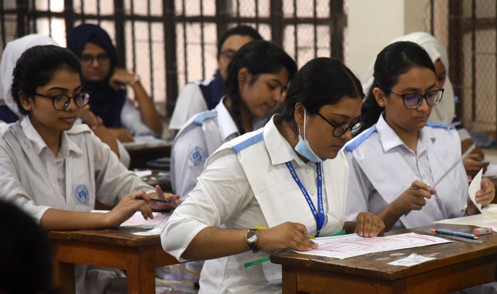 এইচএসসির প্রথম দিনে অনুপস্থিত প্রায় ২০ হাজার