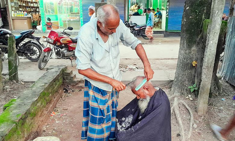 হারিয়ে যেতে বসেছে ভ্রাম্যমাণ নরসুন্দর পেশা