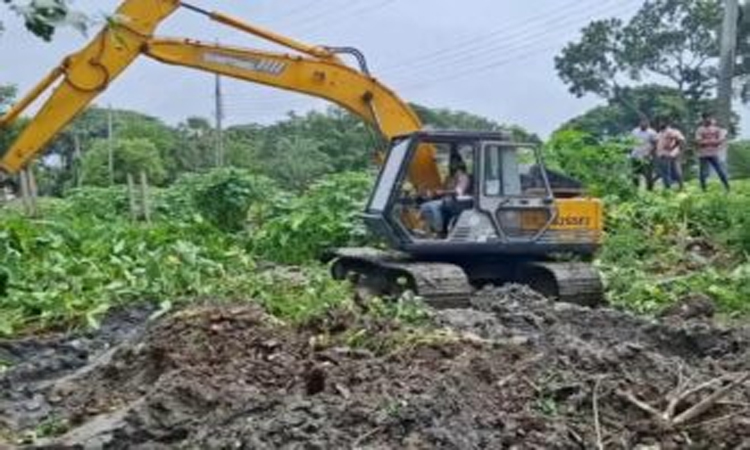 মাদারীপুরে পৌরসভার উদ্যোগে খাল খনন 