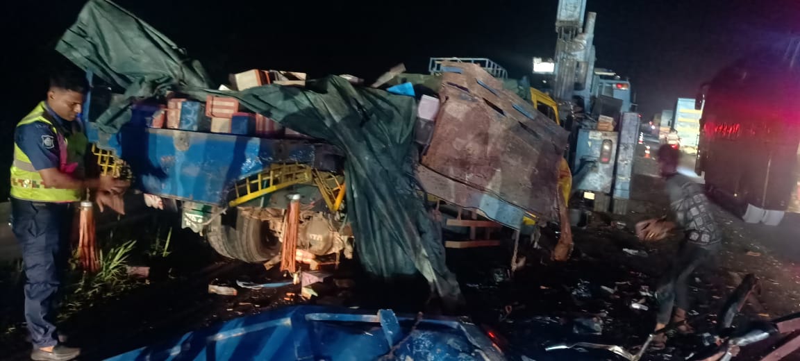 ঢাকা-মাওয়া এক্সপ্রেসওয়েতে সড়ক দুর্ঘটনায় নিহত ৪, আহত ১৪