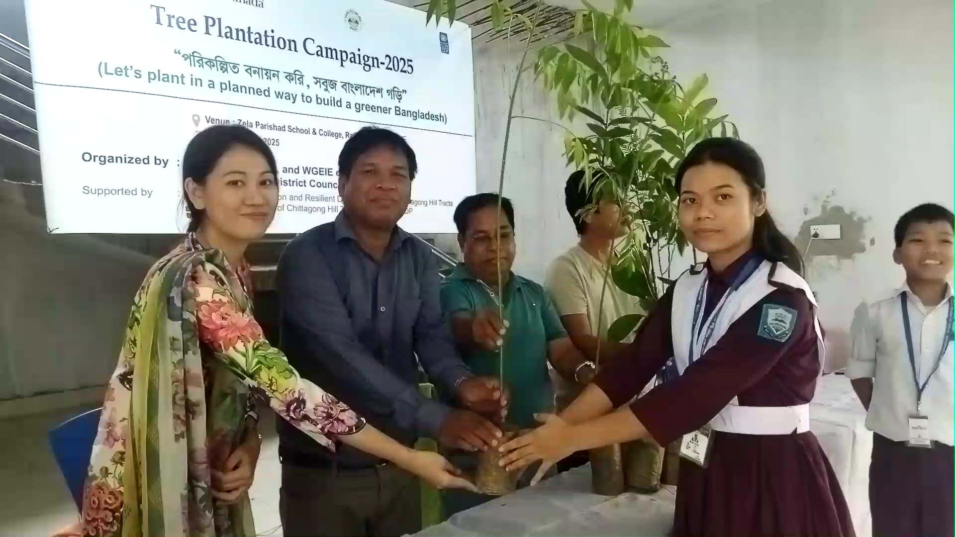 বান্দরবানে শিক্ষার্থীদের মধ্যে ফলজ ও বনজ গাছের চারা বিতরণ 