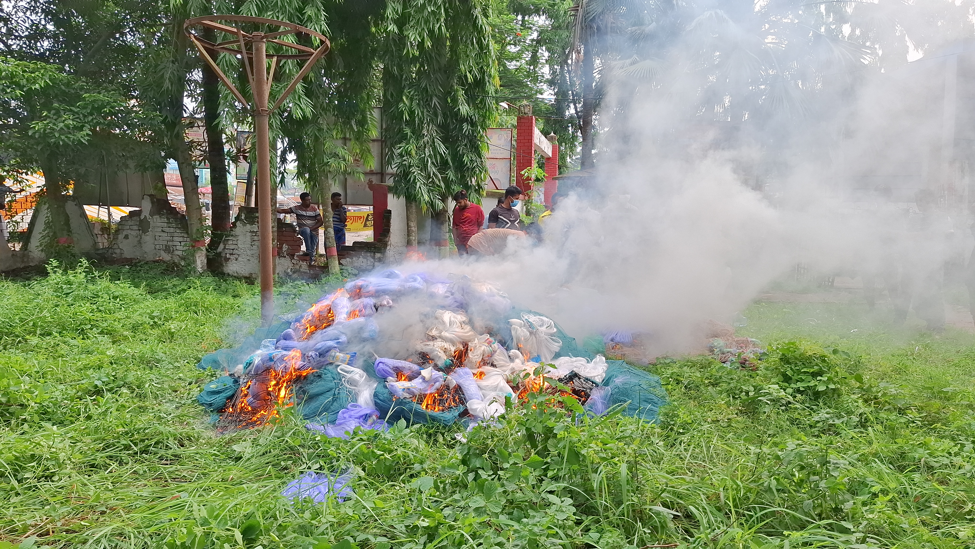 ঝিনাইদহে অবৈধ চায়না দোয়াড়ি ও কারেন্ট জাল জব্দ 