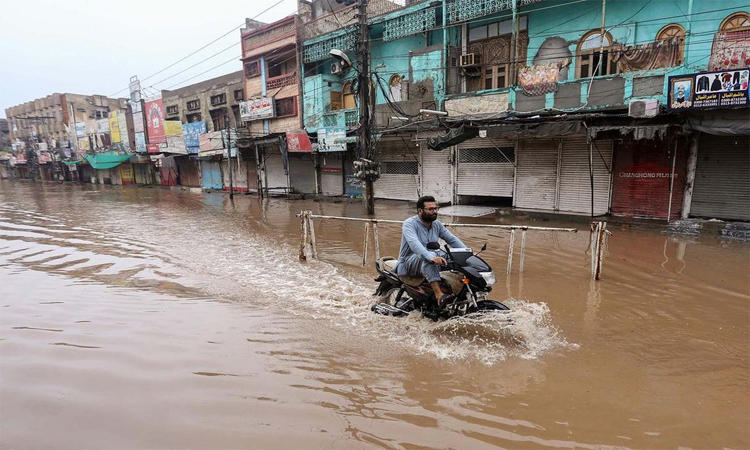 পাকিস্তানে আকস্মিক বন্যা ও ভারী বৃষ্টিপাতে ৩২ জনের প্রাণহানি 