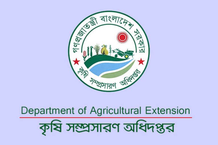 নড়াইলে কৃষকদের মধ্যে বিনামূল্যে নারিকেল চারা বিতরণ