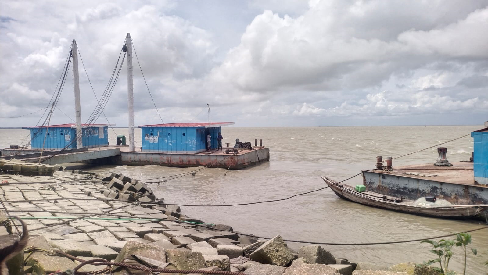 ভোলার নদী উত্তাল ; ১৬ রুটে নৌ চলাচল বন্ধ