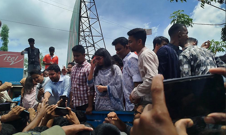 নাহিদ-হাসনাতদের দেখতে রাস্তায় মানুষের ভিড়