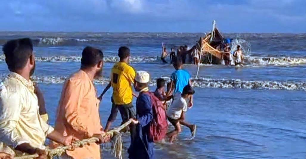 বঙ্গোপসাগরে ট্রলার ডুবি: ৭ জেলের সবাইকে জীবিত উদ্ধার 