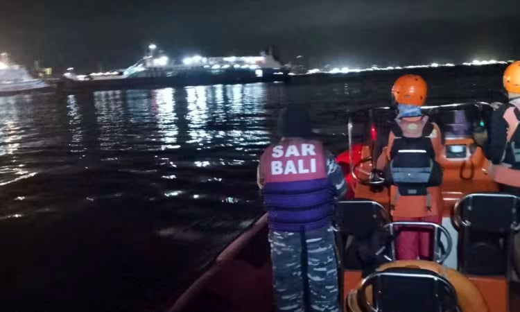 ইন্দোনেশিয়ায় ফেরি ডুবি: চারজন নিহত, ২৩ জন উদ্ধার