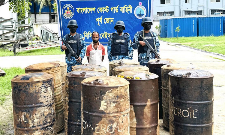 চট্টগ্রামে অকটেন পাচারকালে কোস্ট গার্ডের অভিযানে আটক ১