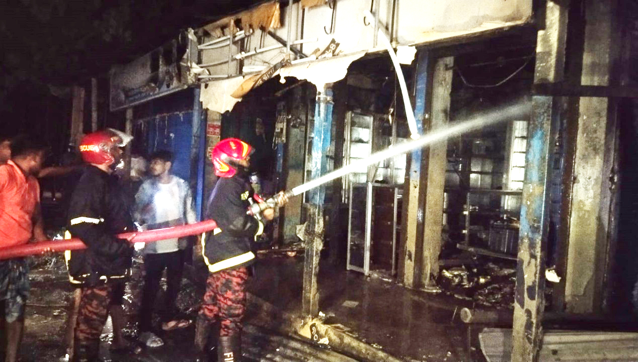 কুমিল্লার বুড়িচংয়ে ভয়াবহ অগ্নিকাণ্ডে ১০ দোকান ভস্মীভূত, কোটি টাকার ক্ষতি