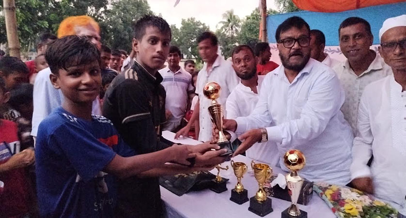 ‘তারুণ্যের উৎসব’ সিরাজগঞ্জে কিশোর-নবীন ফুটবল প্রতিযোগিতার ফাইনাল অনুষ্ঠিত