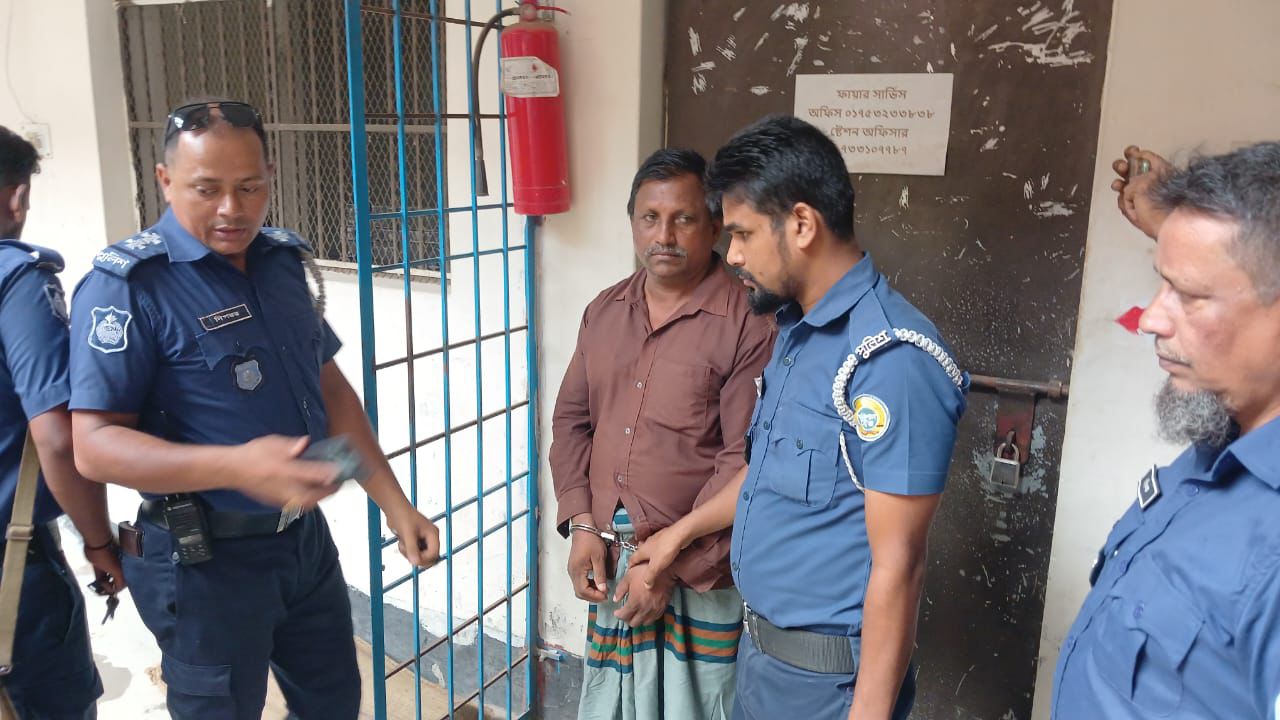 পিরোজপুরে অস্ত্রসহ এক ইউপি সদস্য গ্রেফতার