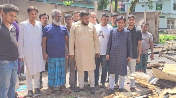 নরসিংদীতে অগ্নিকাণ্ডে ক্ষতিগ্রস্ত ব্যবসা প্রতিষ্ঠান পরিদর্শনে আকরামুল হাসান মিন্টু