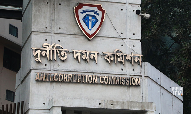 অনিয়ম, অর্থপাচার ও দুর্নীতির অভিযোগে তিনটি গুরত্বপূর্ণ স্থানে দুদকের অভিযান