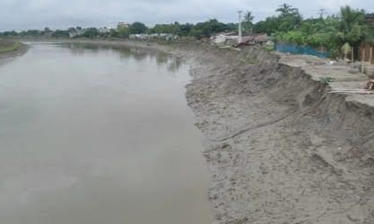 সাতক্ষীরার মরিচ্চাপ নদীর বেড়িবাঁধে ভাঙন