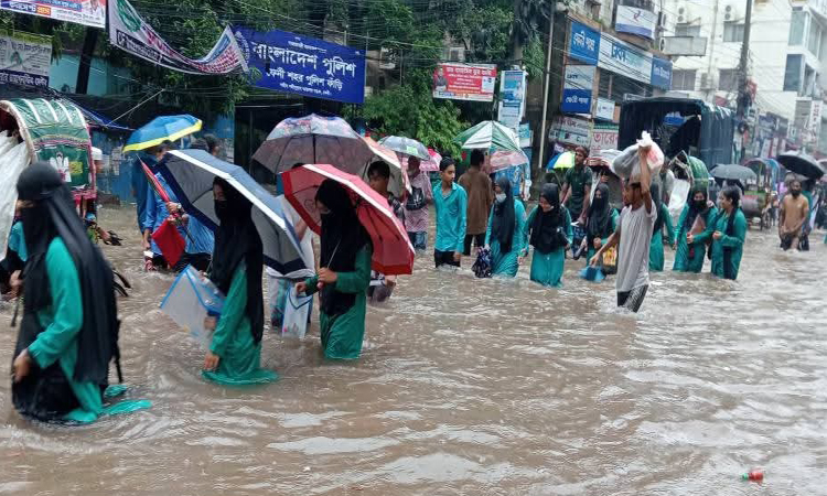 পানিতে ভাসছে ফেনী শহর