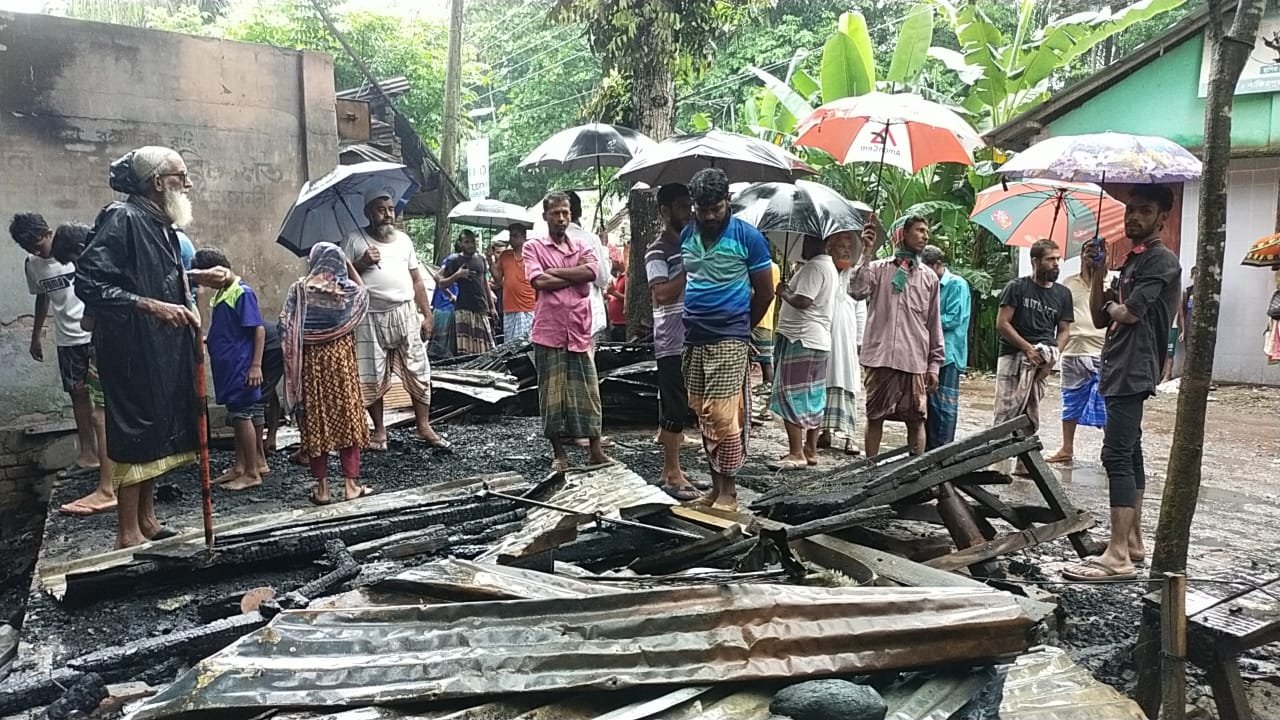 পিরোজপুরে অগ্নিকাণ্ডে ৩টি ব্যবসা প্রতিষ্ঠান পুড়ে গেছে
