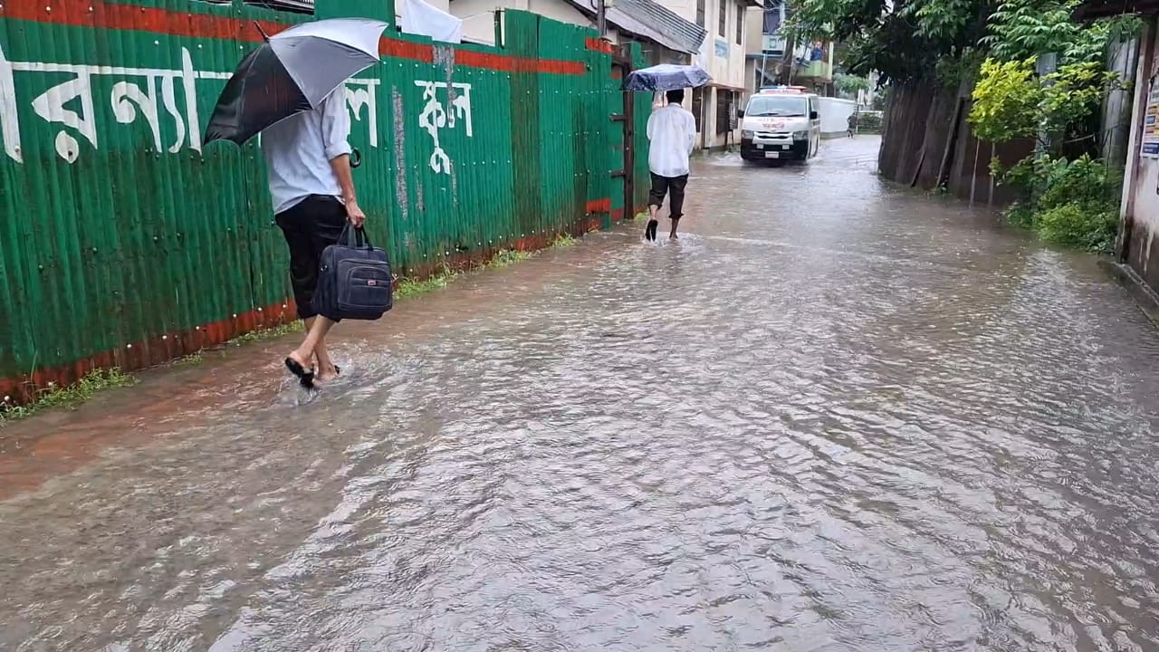 পটুয়াখালীতে টানা বৃষ্টিতে জলাবদ্ধতায় জনজীবনে দুর্ভোগ