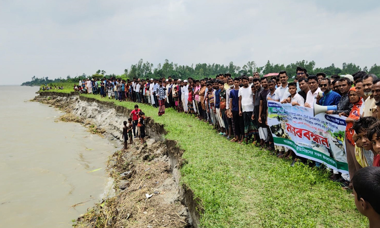 সিরাজগঞ্জের চৌহালীর স্থল ইউনিয়নে ৭ কি.মি. জুড়ে যমুনার ভাঙ্গন
