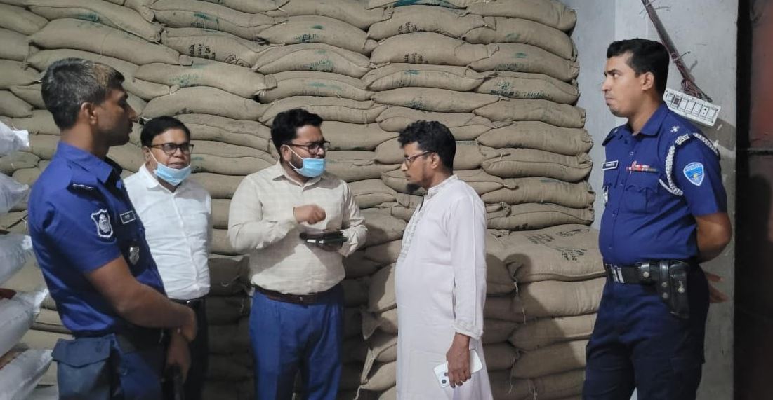 চাউলের অবৈধ মজুদের অভিযোগে দুই প্রতিষ্ঠানকে জরিমানা