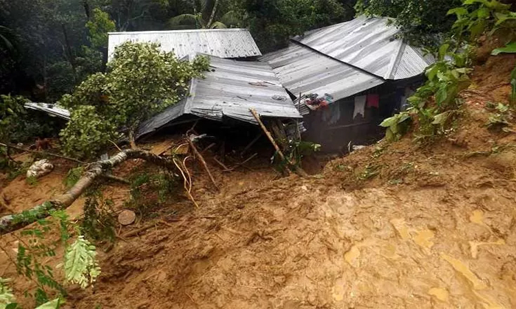 ভারী বর্ষণে চট্টগ্রাম বিভাগে ভূমিধসের আশঙ্কা