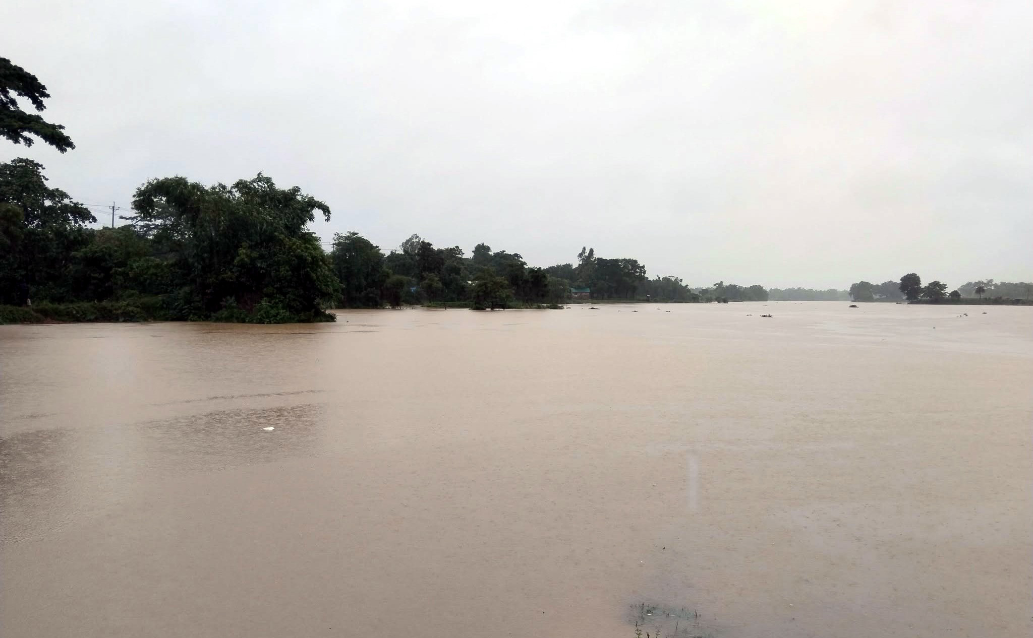 গোমতীতে হঠাৎ পানি বেড়ে বিপদসীমার কাছাকাছি