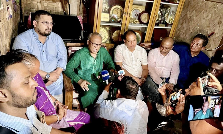 ফুটবলার ঋতুপর্ণা চাকমার ক্যান্সার আক্রান্ত মায়ের পাশে তারেক রহমান