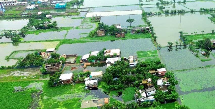 টানা বৃষ্টিতে প্লাবিত সাতক্ষীরার নিম্নাঞ্চল, পানিবন্দি লক্ষাধিক মানুষ