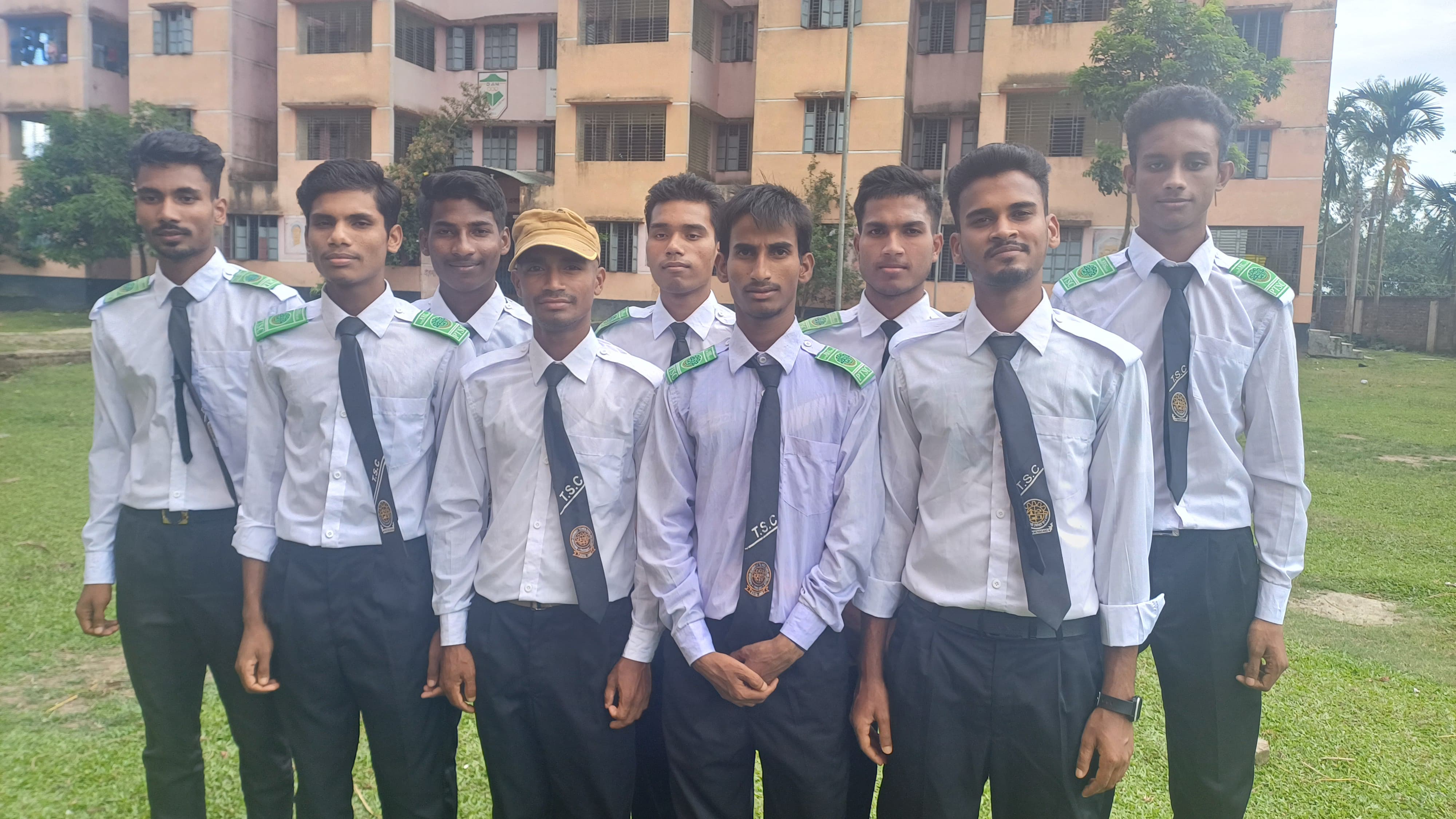 পরিবারহীন ১২ বন্ধুর এসএসসি জয়