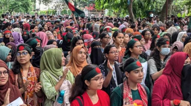 ১২ জুলাই : কোটা সংস্কারের দাবিতে ছুটির দিনেও রাজপথে সরব শিক্ষার্থীরা