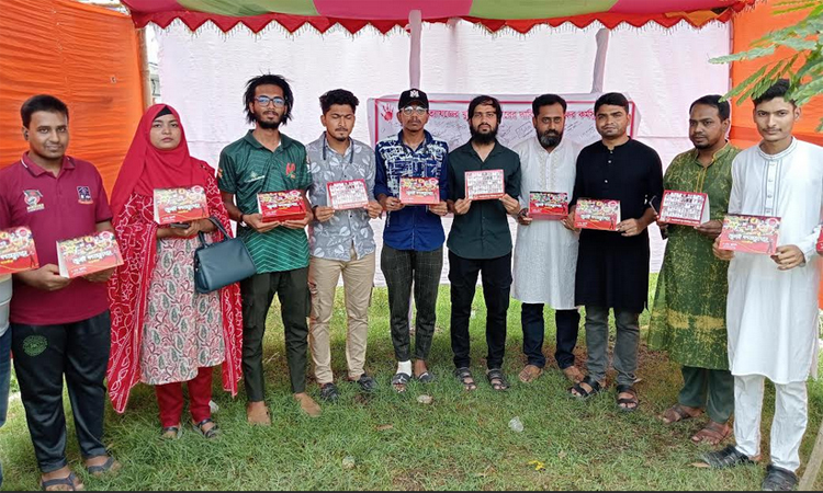 সাতক্ষীরায় ‘জুলাই গণঅভ্যুত্থান’ ক্যালেন্ডার বিতরণ
