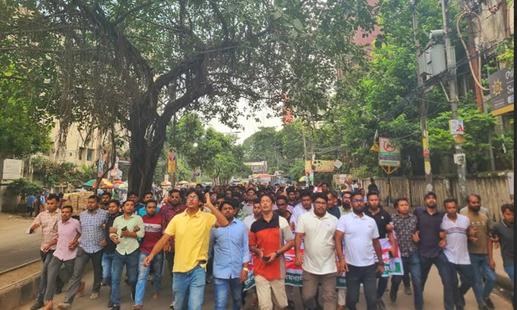 মিটফোর্ড হাসপাতালের সামনে ব্যবসায়ী হত্যার প্রতিবাদে জবি ছাত্রদলের বিক্ষোভ