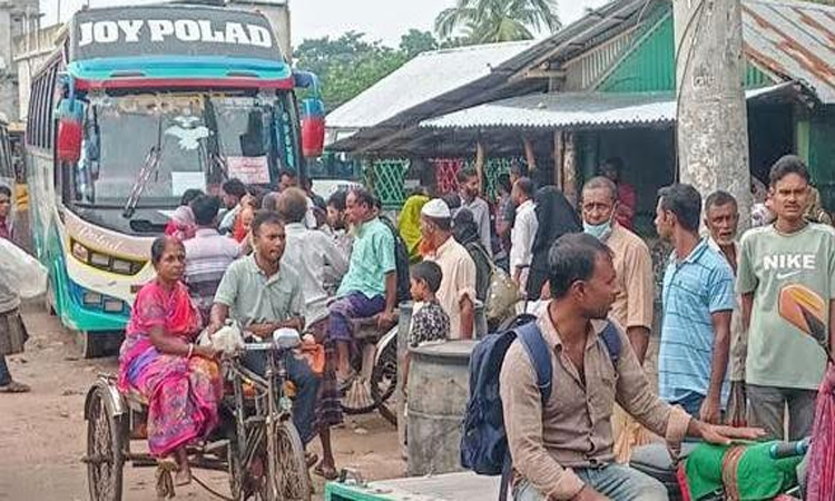 খুলনা-পাইকগাছা-কয়রা সড়কের বেহাল দশা : যানবাহন চলাচল বন্ধ 