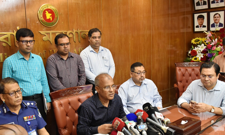 চিহ্নিত অপরাধী ও সন্ত্রাসীদের ধরতে আজ থেকেই চিরুনি অভিযান : স্বরাষ্ট্র উপদেষ্টা