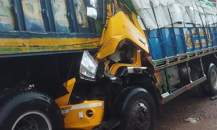 যশোরে সড়ক দুর্ঘটনায় ট্রাক চালক ও হেলপার নিহত